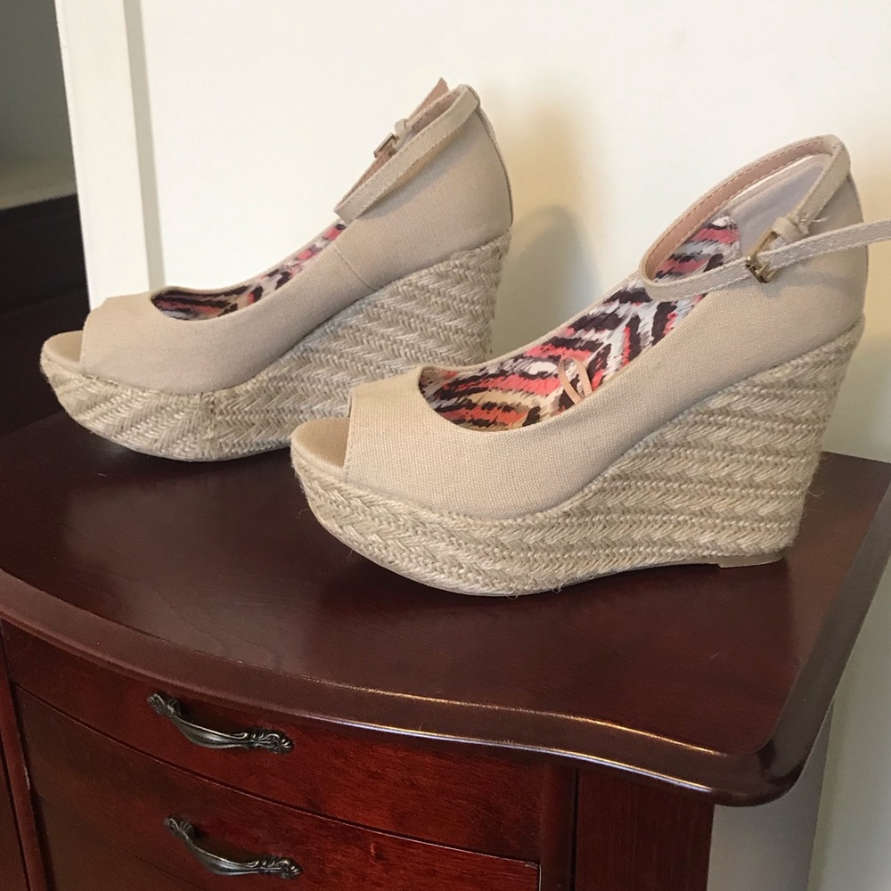 New with partial tag, tan canvas espadrilles